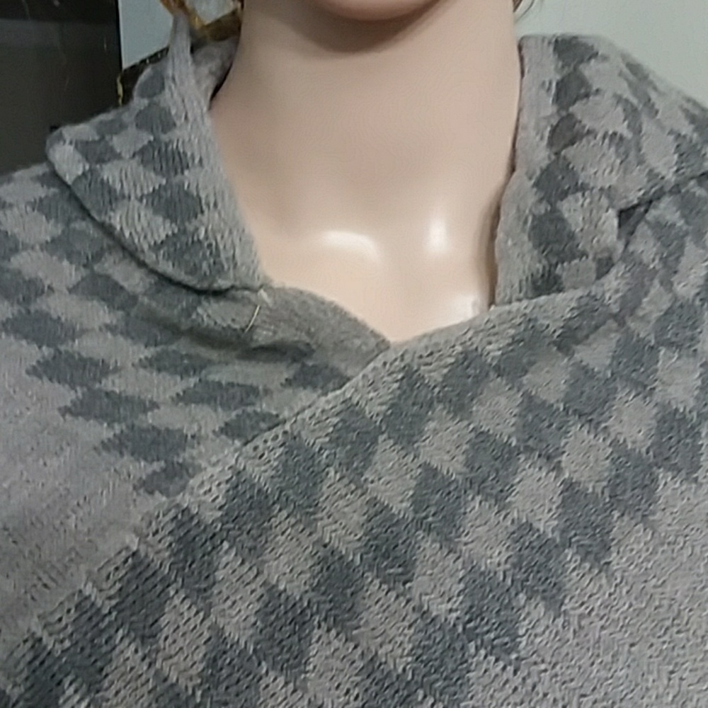 Poncho - Picture 5 of 8